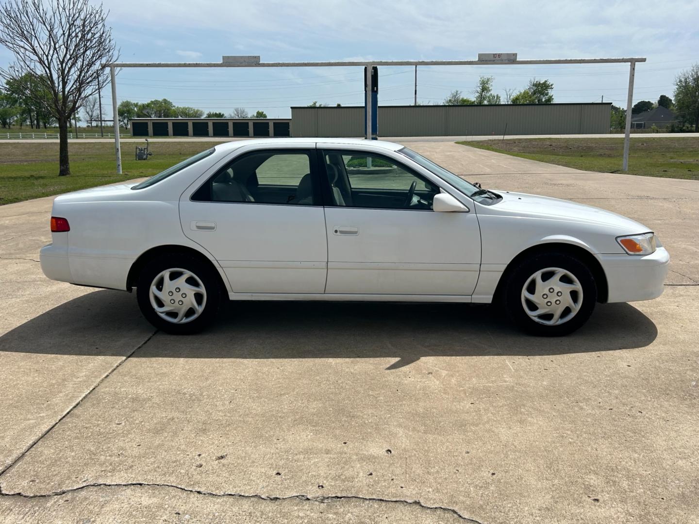 2000 White /TAN Toyota Camry LE (JT2BN22K8Y0) with an 2.2L L4 DOHC 16V engine, 4-Speed Automatic transmission, located at 17760 Hwy 62, Morris, OK, 74445, (918) 733-4887, 35.609104, -95.877060 - Photo#3